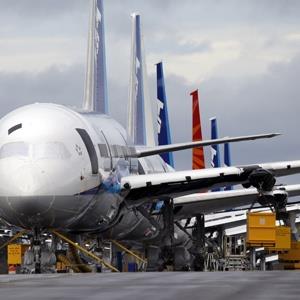 A line of Boeing 787 jets parked nose-to-tail at Paine Field in Everett, Wash. on February 5, 2013 (© Elaine Thompson/AP Photo)